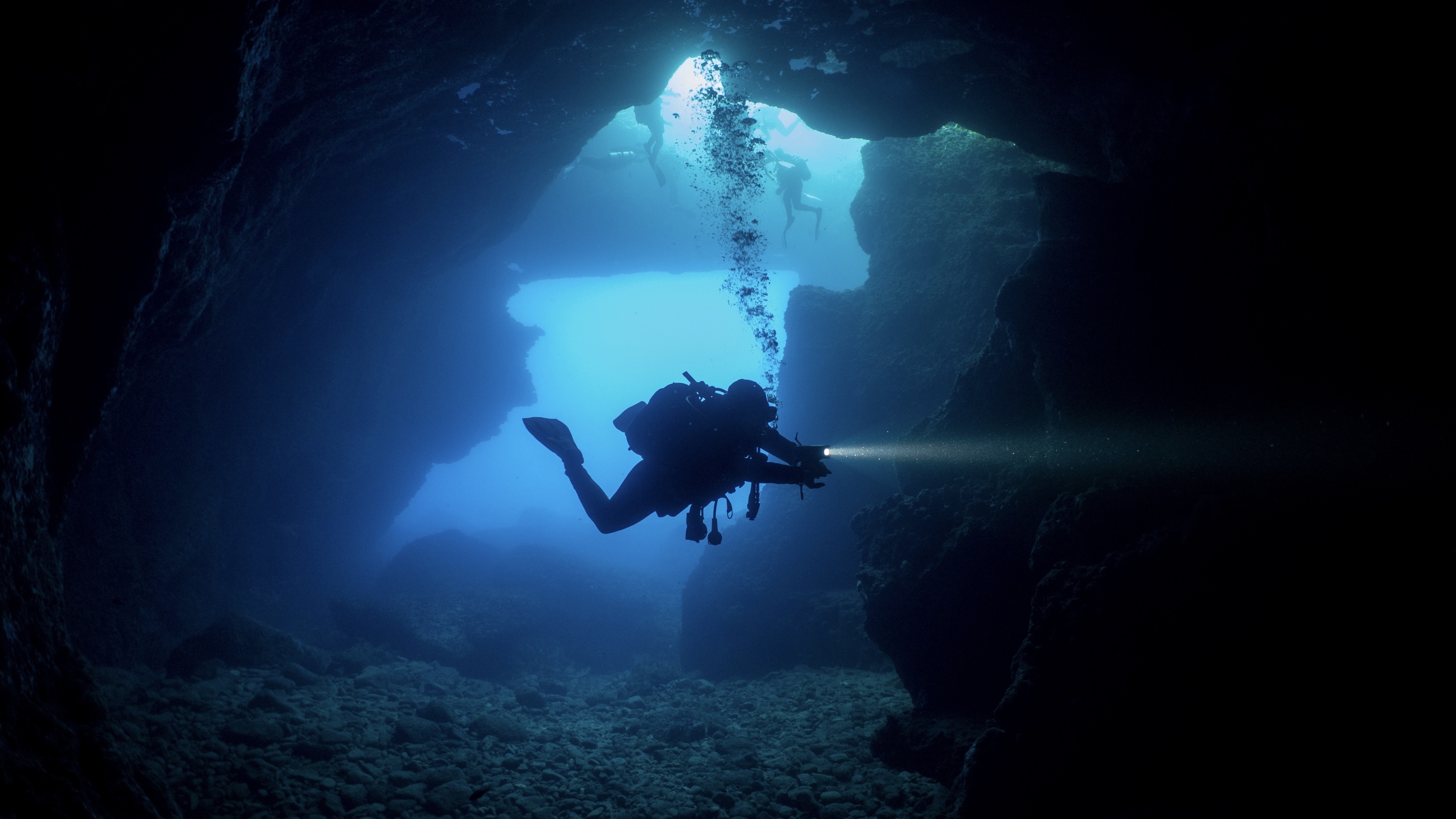 höhlen und grottentauchen beim nautic team in gozo - taucher in grotte