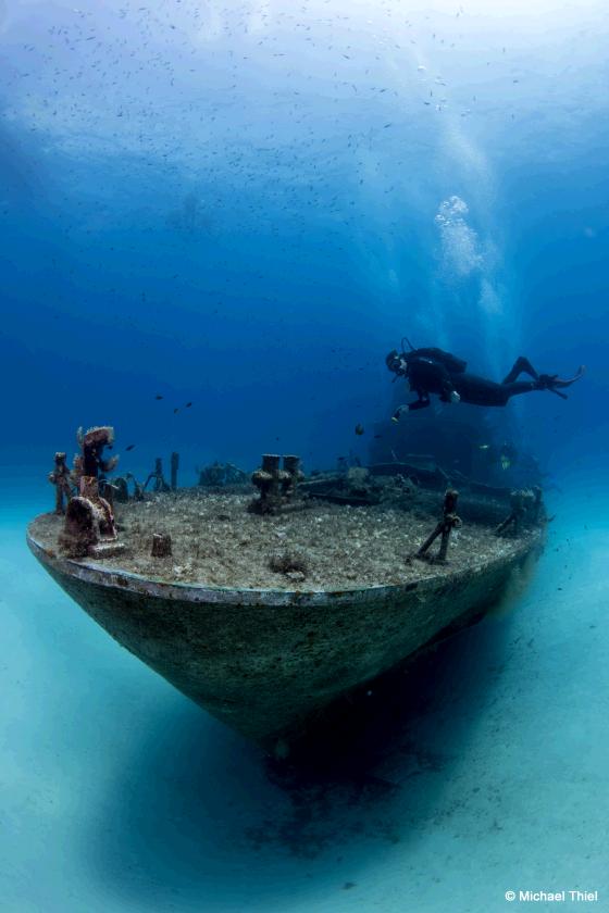 divesites Ein Wrack mit Taucher